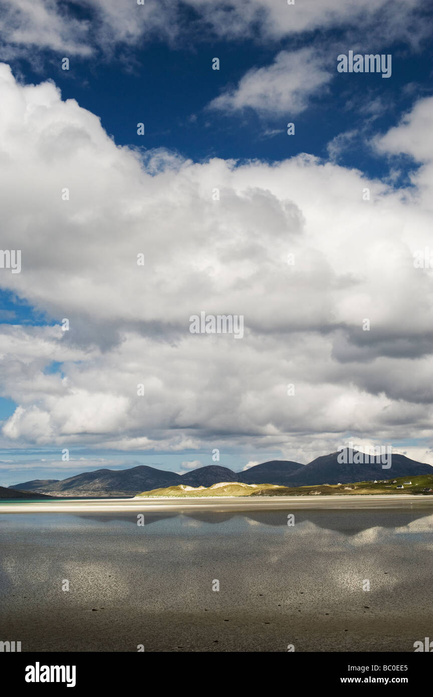 Nubes sobre Luskentire beach, en la isla de Harris, Hébridas Exteriores, Escocia Foto de stock