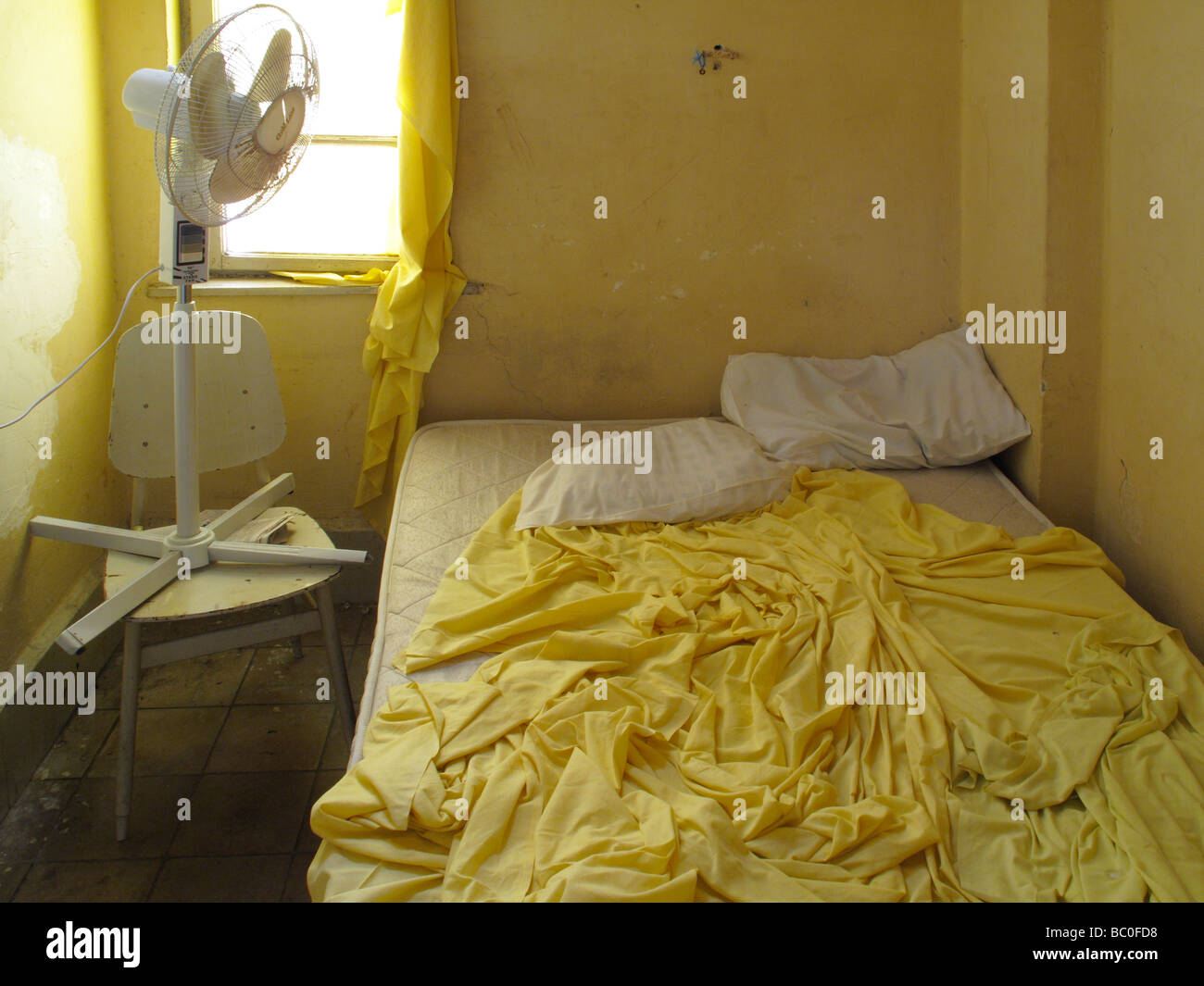 Sábanas sin hacer después de despertarse por la mañana un albergue en una  habitación en mal estado Fotografía de stock - Alamy