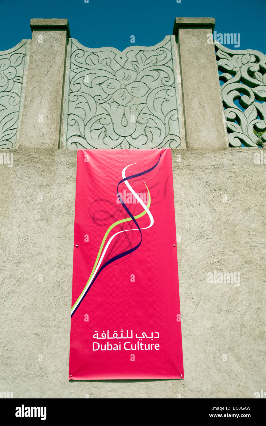 Un póster en Bur Dubai, Dubai la orilla izquierda de la ciudad, promueve la cultura Foto de stock