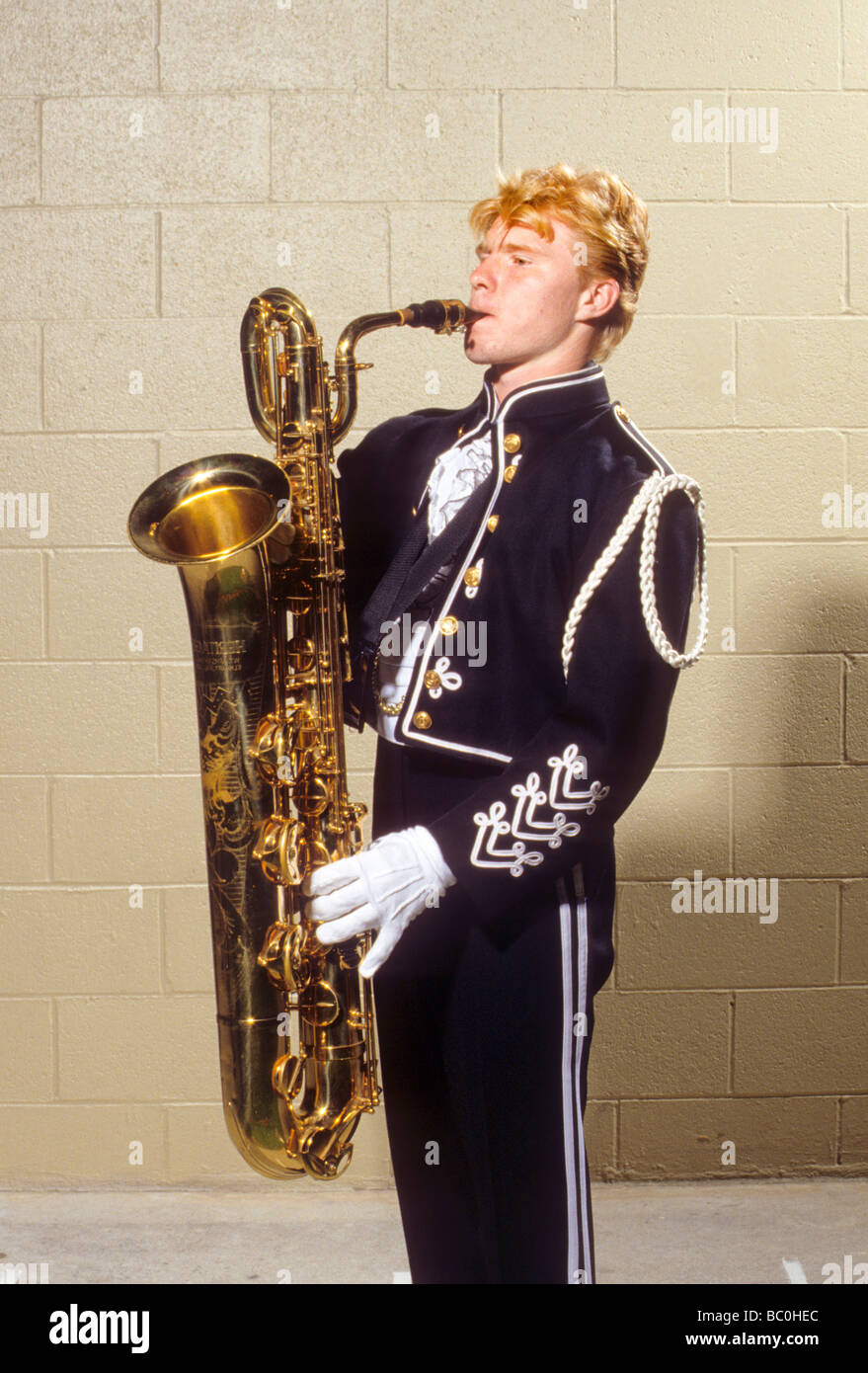 La música de la banda high school instrumento Saxo barítono play Fotografía  de stock - Alamy
