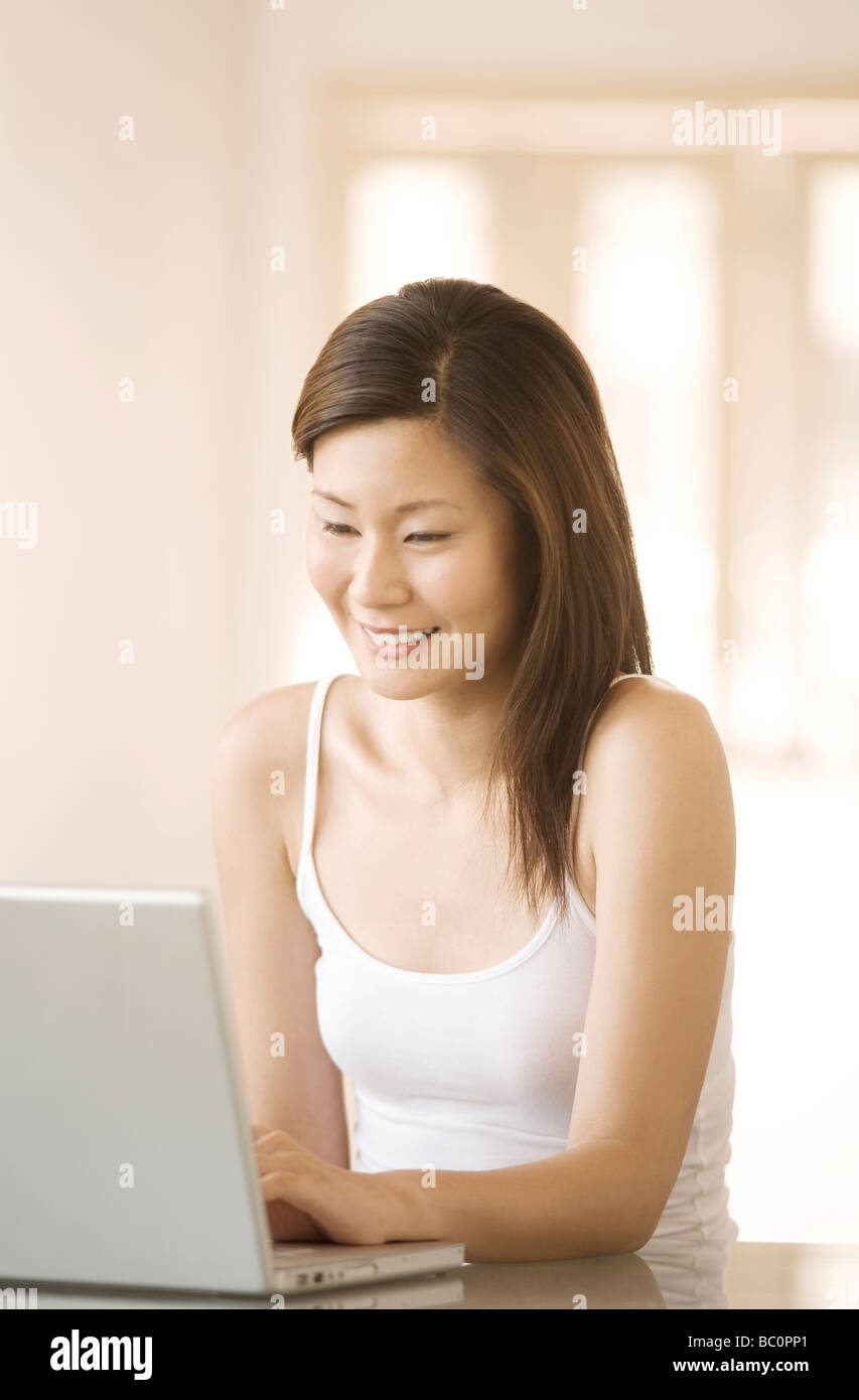 Mujer con un portátil Foto de stock