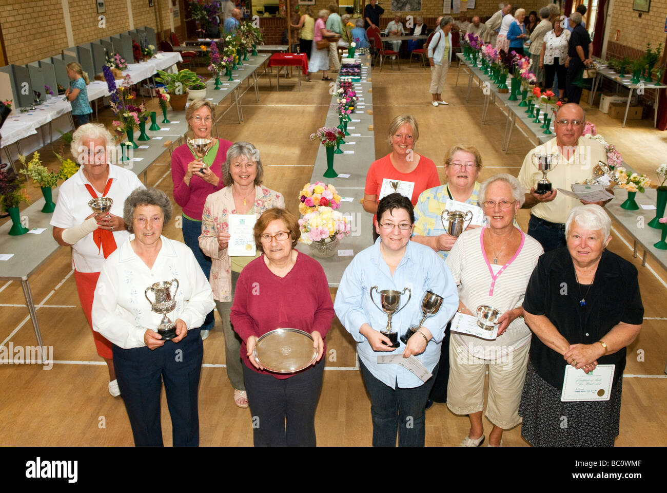 Los ganadores con sus trofeos y certificados en un local flower show Chiddingfold, Haslemere, Surrey, Reino Unido Foto de stock
