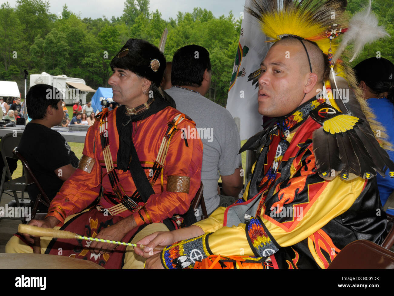 Dos indios Cherokee tocando los tambores en un Pow Wow en Waldorf, Maryland Foto de stock