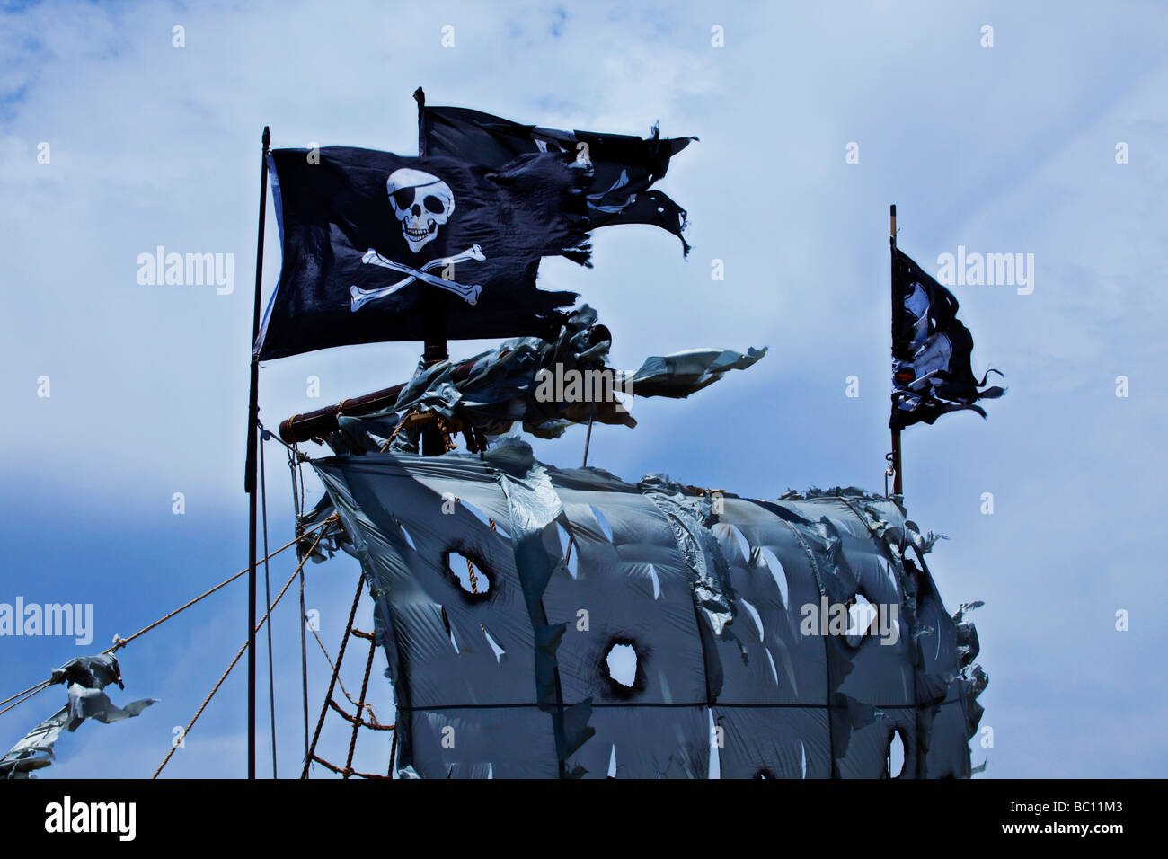 Banderas piratas anteriormente hechas jirones velas Foto de stock