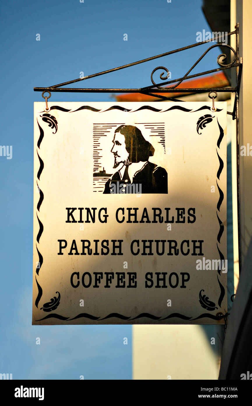 FALMOUTH, CORNWALL - 2009 DE JUNIO: Cartel colgante para King Charles Coffee Shop Foto de stock