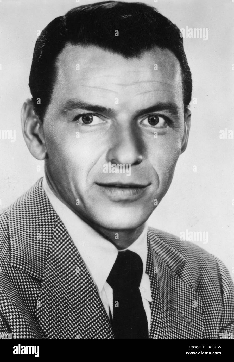 Frank Sinatra (1915-1998), cantante y actor estadounidense, c1930s. Artista: Desconocido Foto de stock