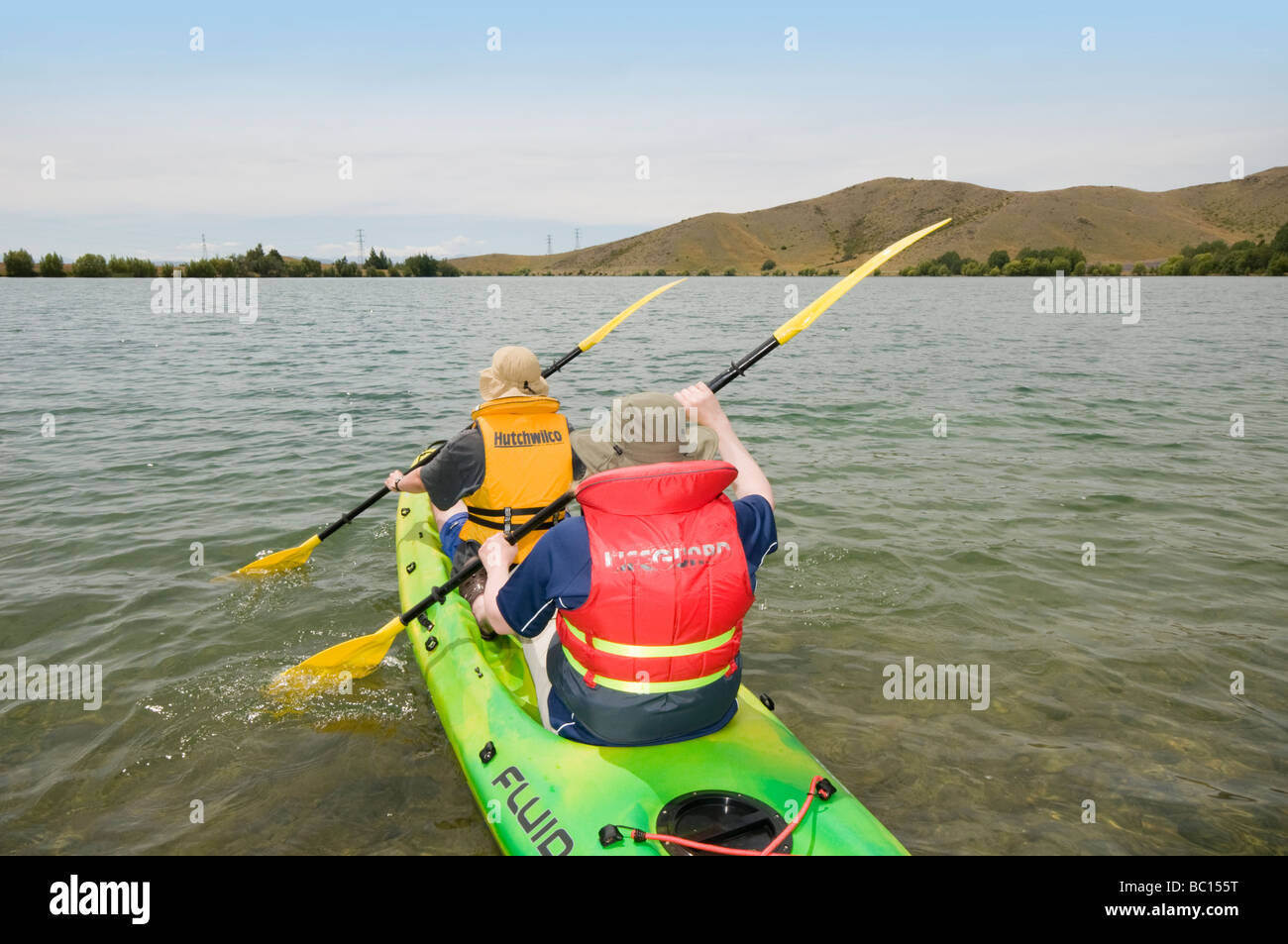 Madre e hijo adolescente en kayak en brazo del lago Ruataniwha Wairepo, cerca de Twizel Foto de stock