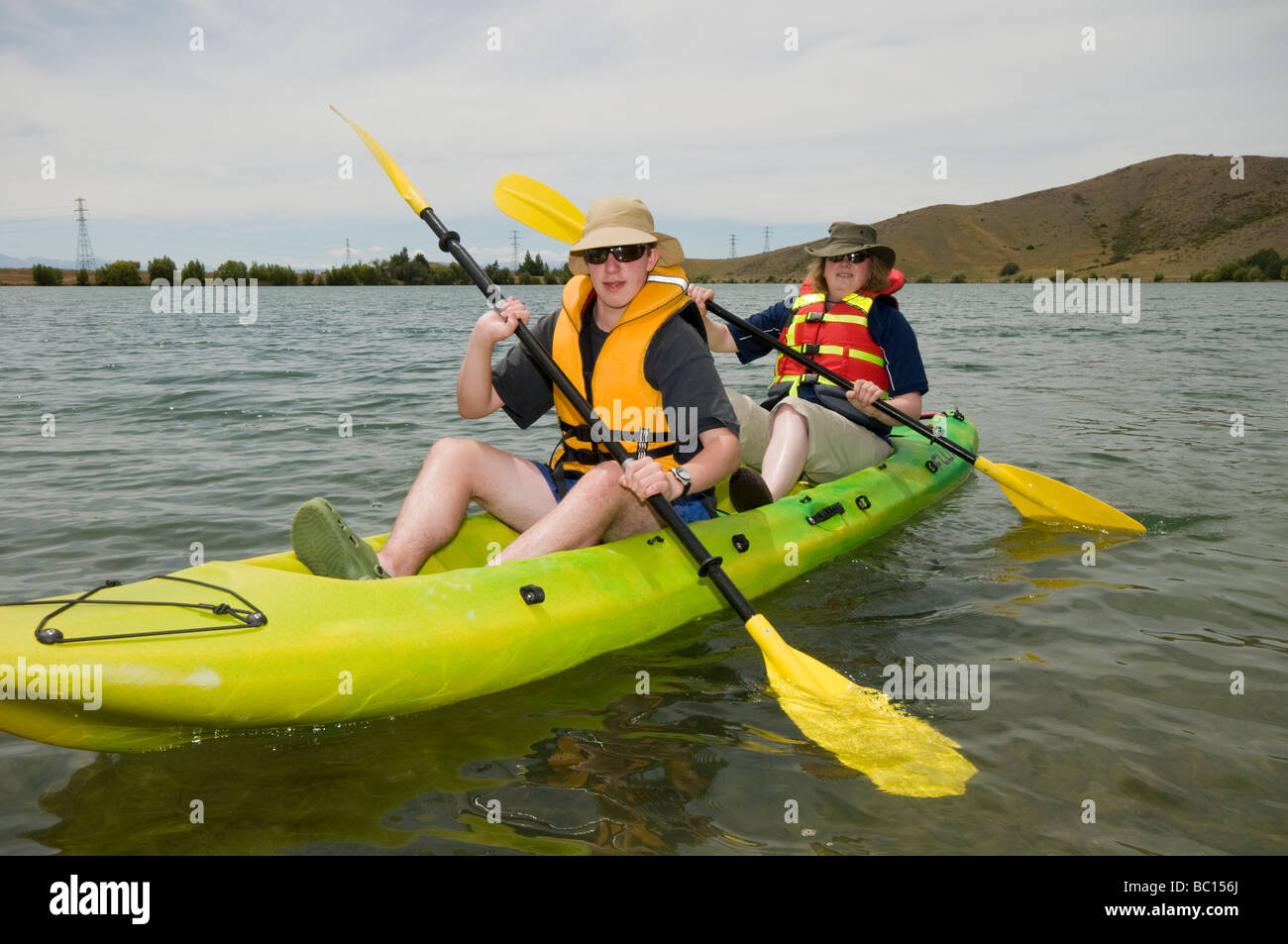 Madre e hijo adolescente en kayak en brazo del lago Ruataniwha Wairepo, cerca de Twizel Foto de stock