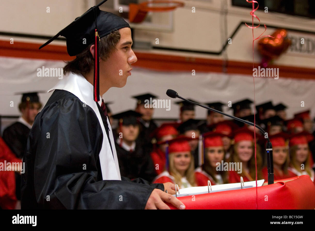 La ceremonia de graduación, high school valedictorian ofrece discurso
