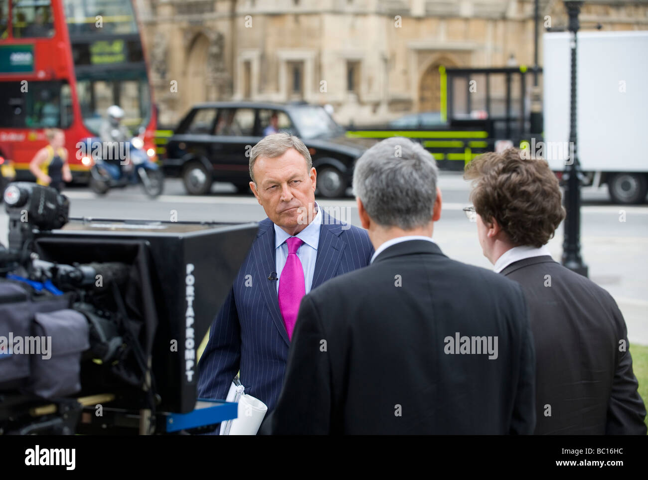 JEREMY Thompson de Sky News, configurado para transmitir en vivo desde el Parlamento verde durante el escándalo de los gastos, Londres, Reino Unido. Foto de stock