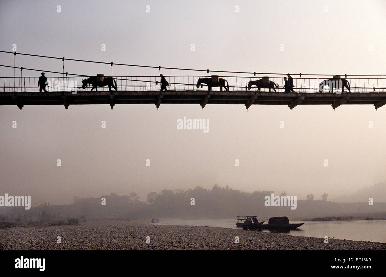 Las personas y los caballos cruzando un puente en Dachang, una ciudad en el Río Yangtze Foto de stock