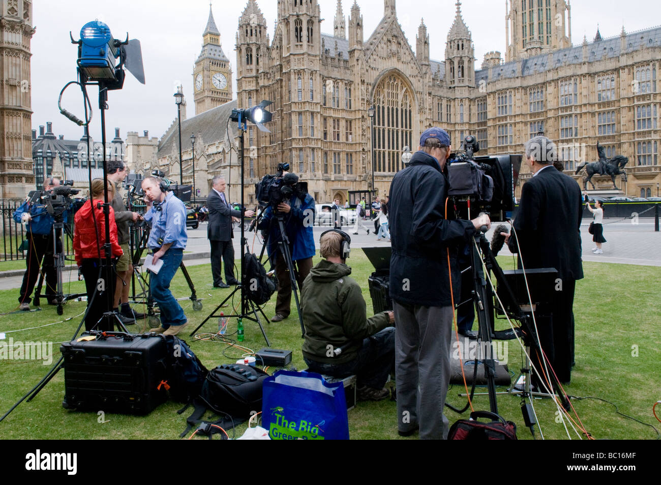 Las empresas de televisión configurado para transmitir en vivo desde el Parlamento verde durante el escándalo de los gastos, Londres, Reino Unido. Foto de stock