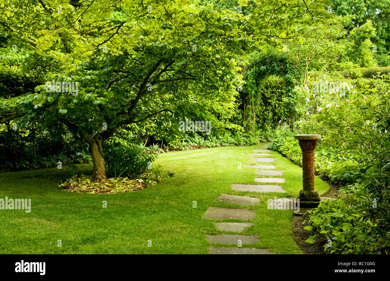 El Jardín secreto en Devizes Jardín Broadleas Wiltshire, Inglaterra Foto de stock