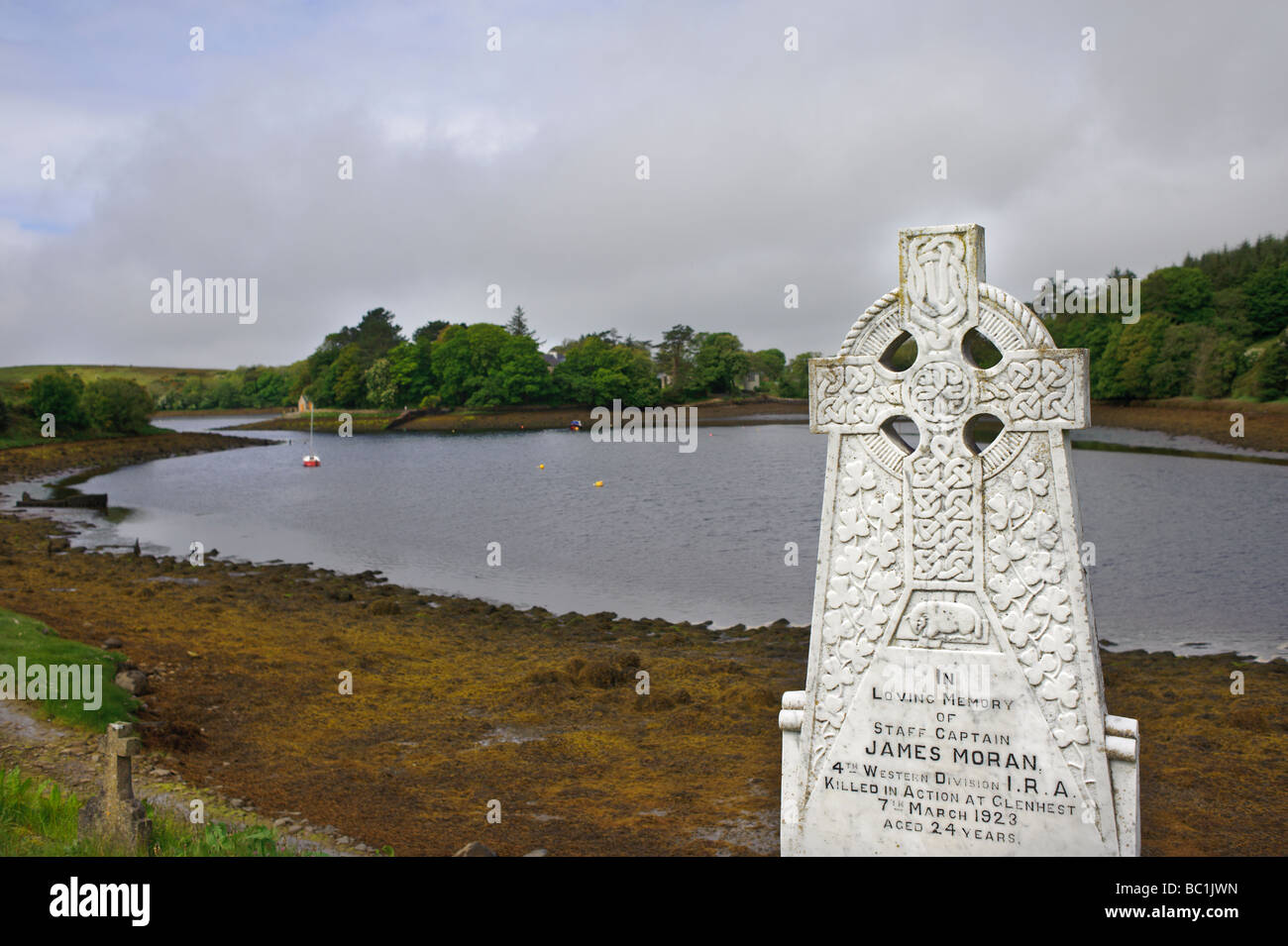 Gran Cruz contra el cielo en Burrishoole Abadía cerca de Newport en el condado de Mayo en Irlanda con una entrada o f Clew Bay visible Foto de stock