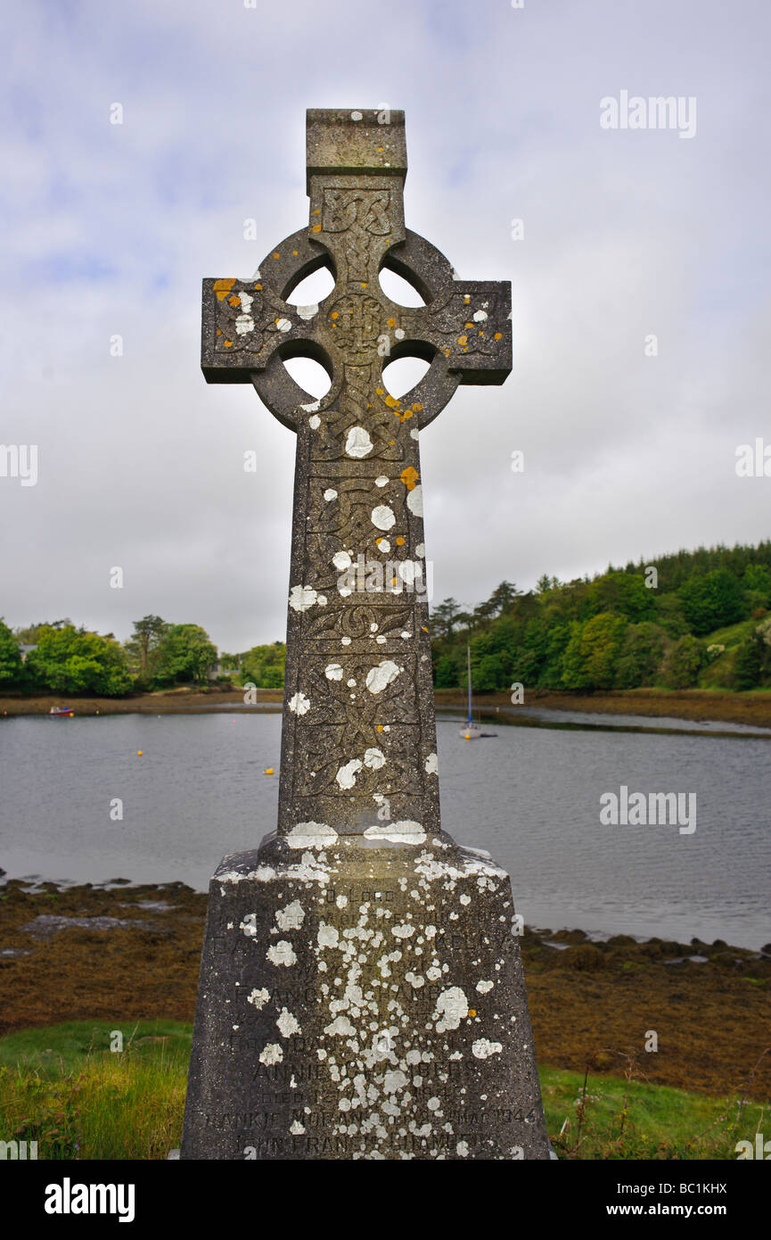 Gran Cruz contra el cielo en Burrishoole Abadía cerca de Newport en el condado de Mayo en Irlanda con una entrada o f Clew Bay visible Foto de stock
