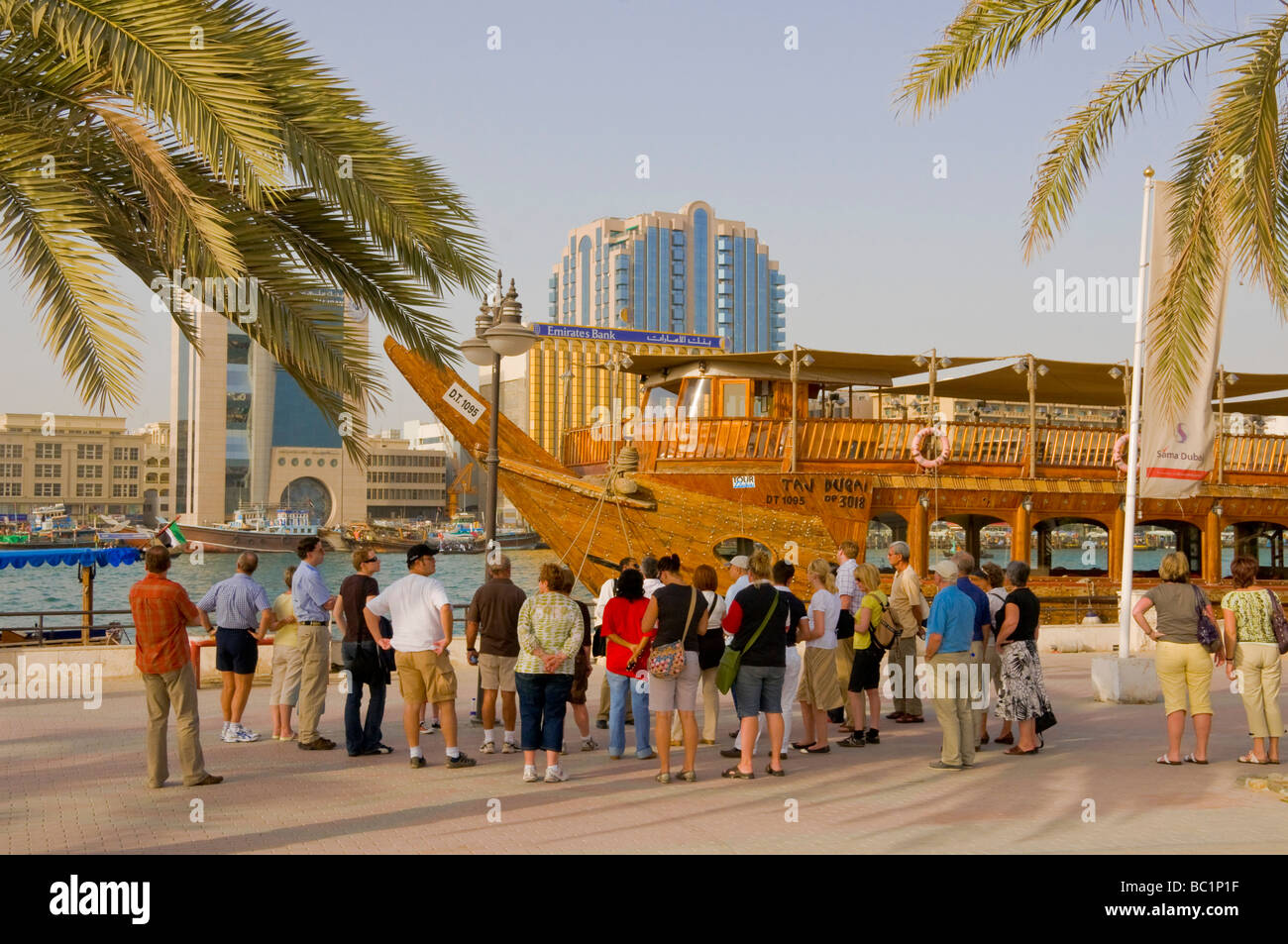 Grupo de turistas extranjeros en el Bur Dubai Waterfront Foto de stock
