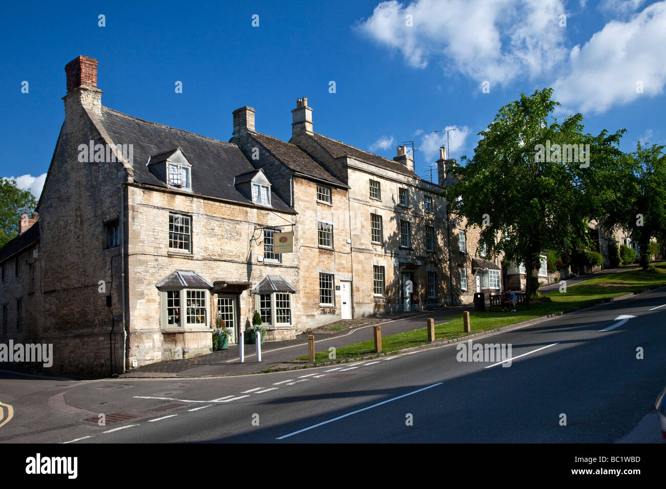 La calle High Hill Burford Oxfordshire en el Cotswolds Foto de stock