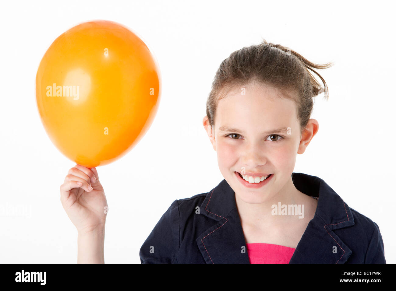 Joven sosteniendo globo para fiestas Foto de stock