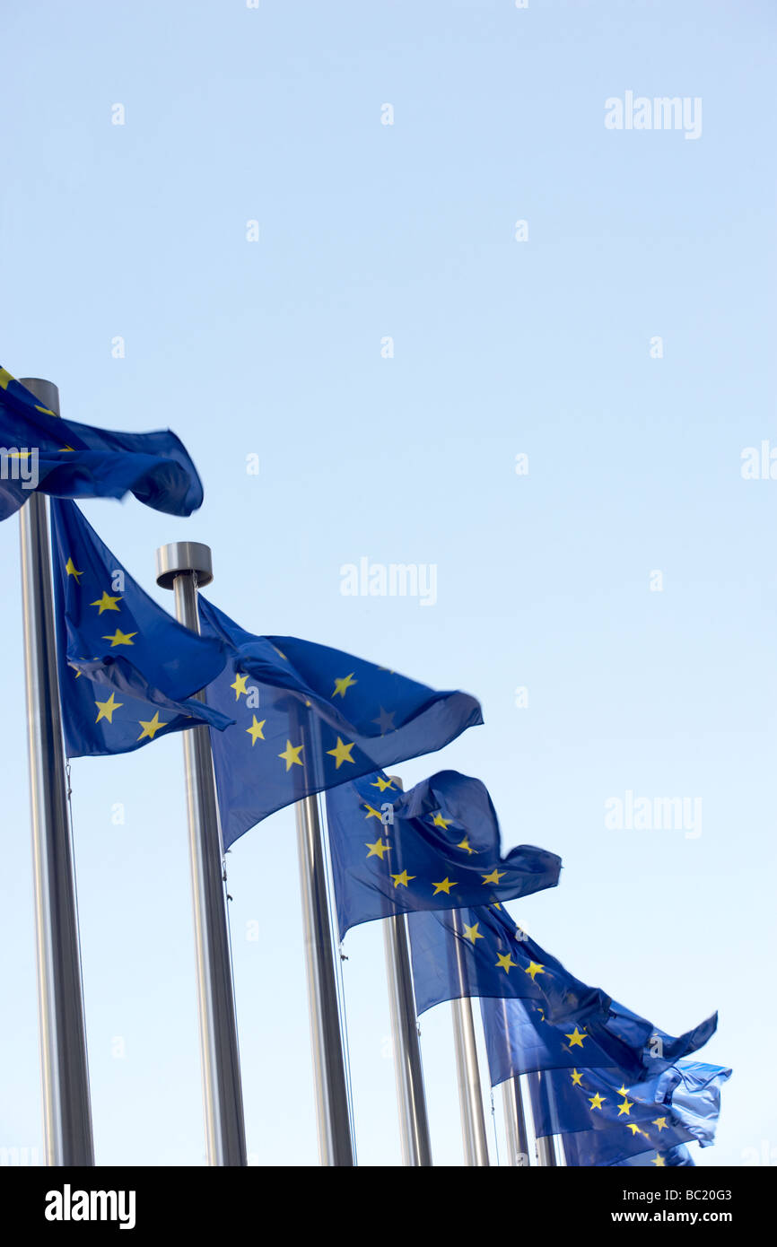 Banderas fuera del edificio de la Comisión Europea Foto de stock