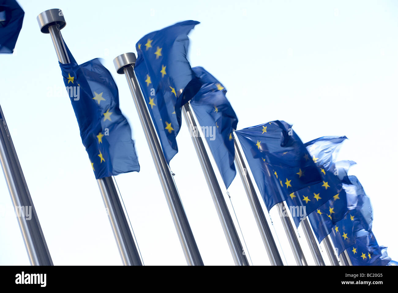 Banderas fuera del edificio de la Comisión Europea Foto de stock
