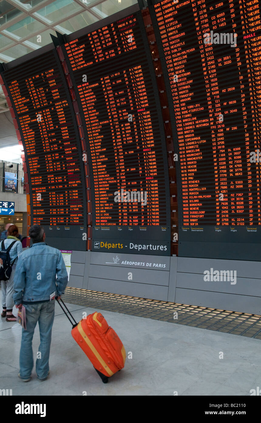 Francia Paris Roissy Airport horario de vuelos personas mirando la pantalla digital Foto de stock