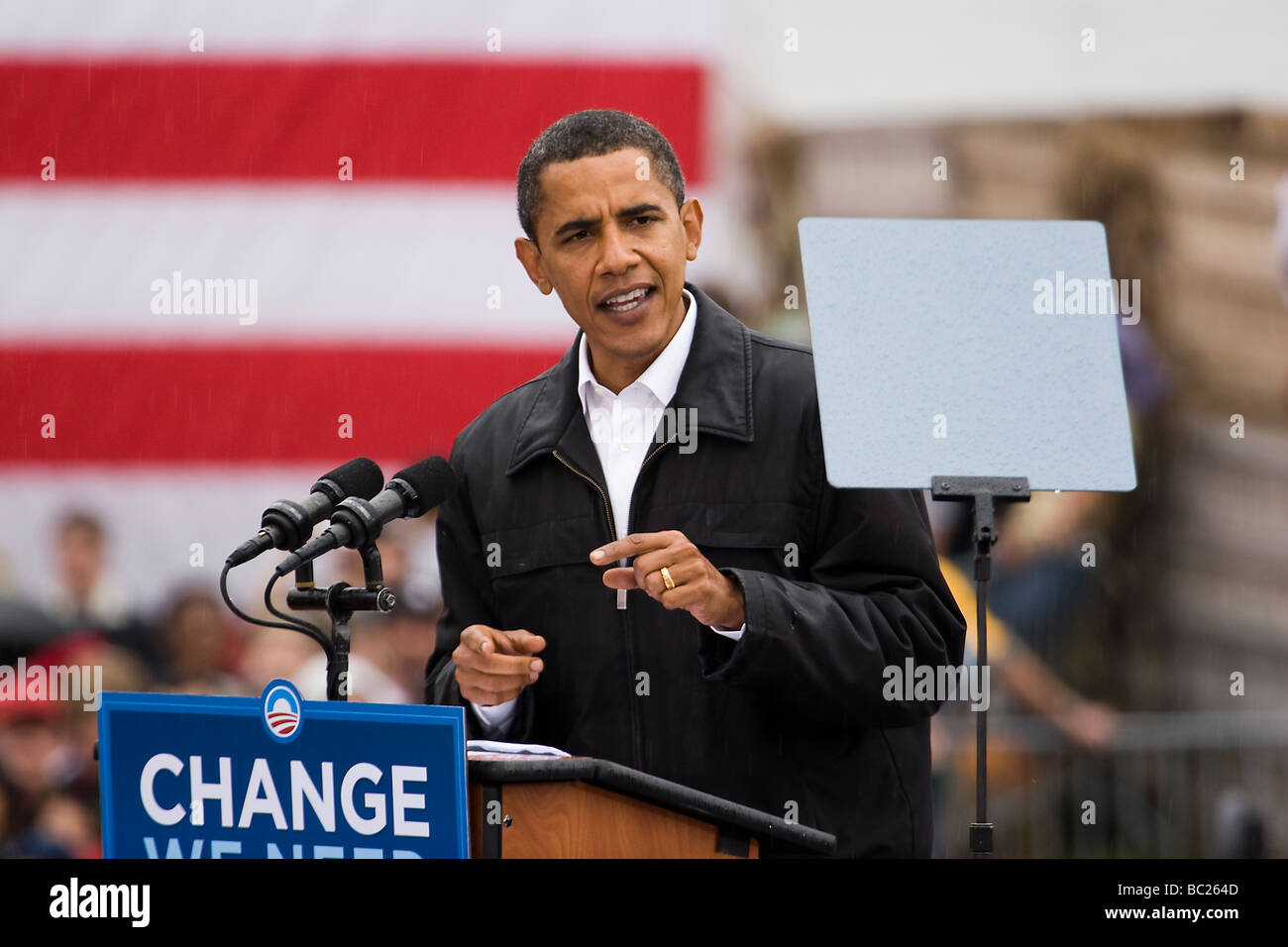 El candidato presidencial Barack Obama dando un discurso a sus partidarios en Londonderry, NH. Foto de stock