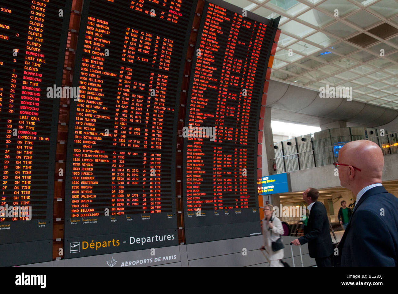 Francia Paris Roissy Airport horario de vuelos personas mirando la pantalla digital Foto de stock