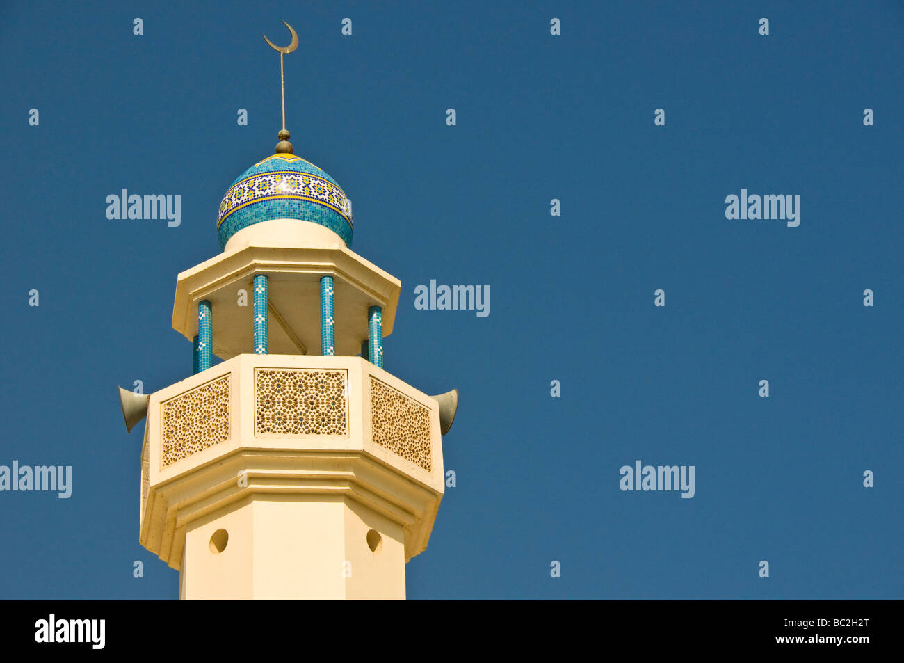 Minarete de una mezquita de Muscat, Omán Foto de stock