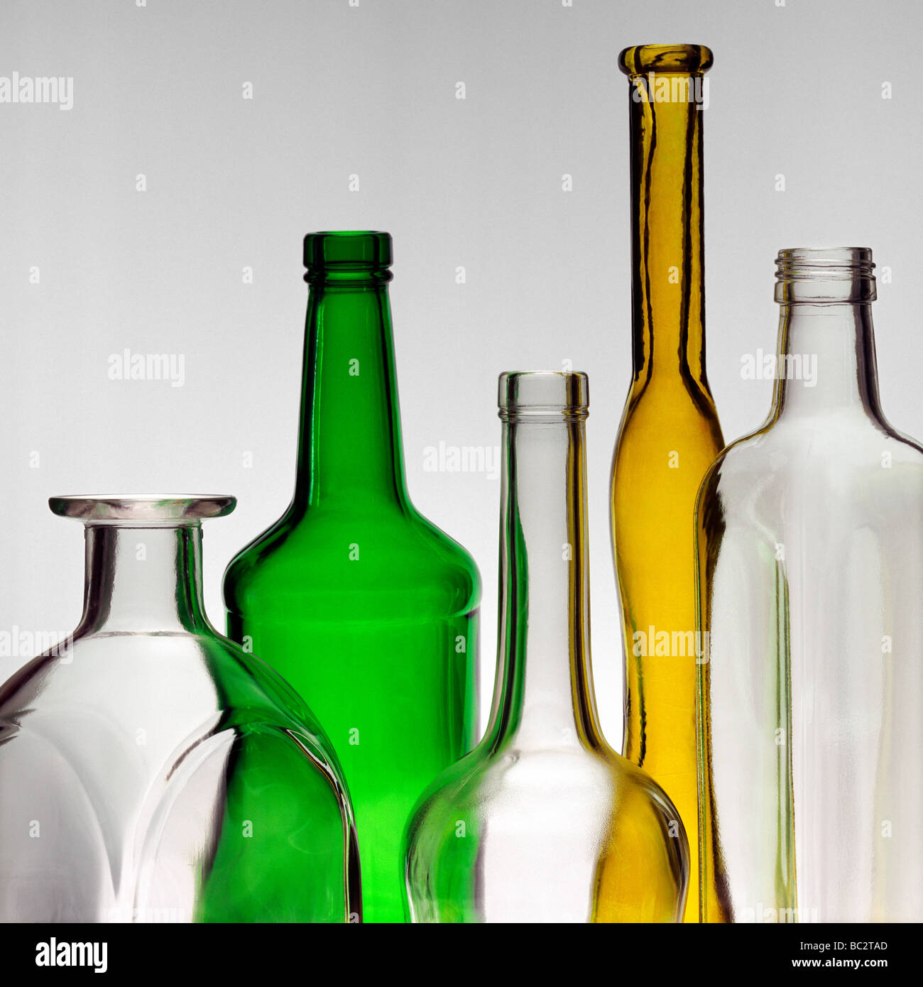 Sigue la vida de color de las botellas de vidrio de color y no Foto de stock