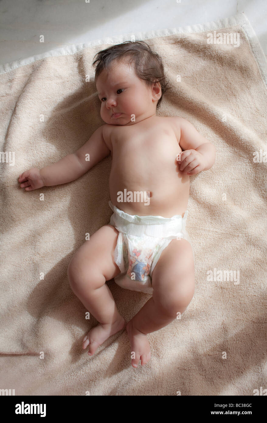 Bebé de 3 meses de edad acostado en pañales Fotografía de stock - Alamy