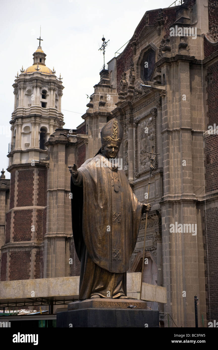 Una estatua del Papa Juan Pablo II en la Basílica de Guadalupe en la Ciudad de México Fotografía