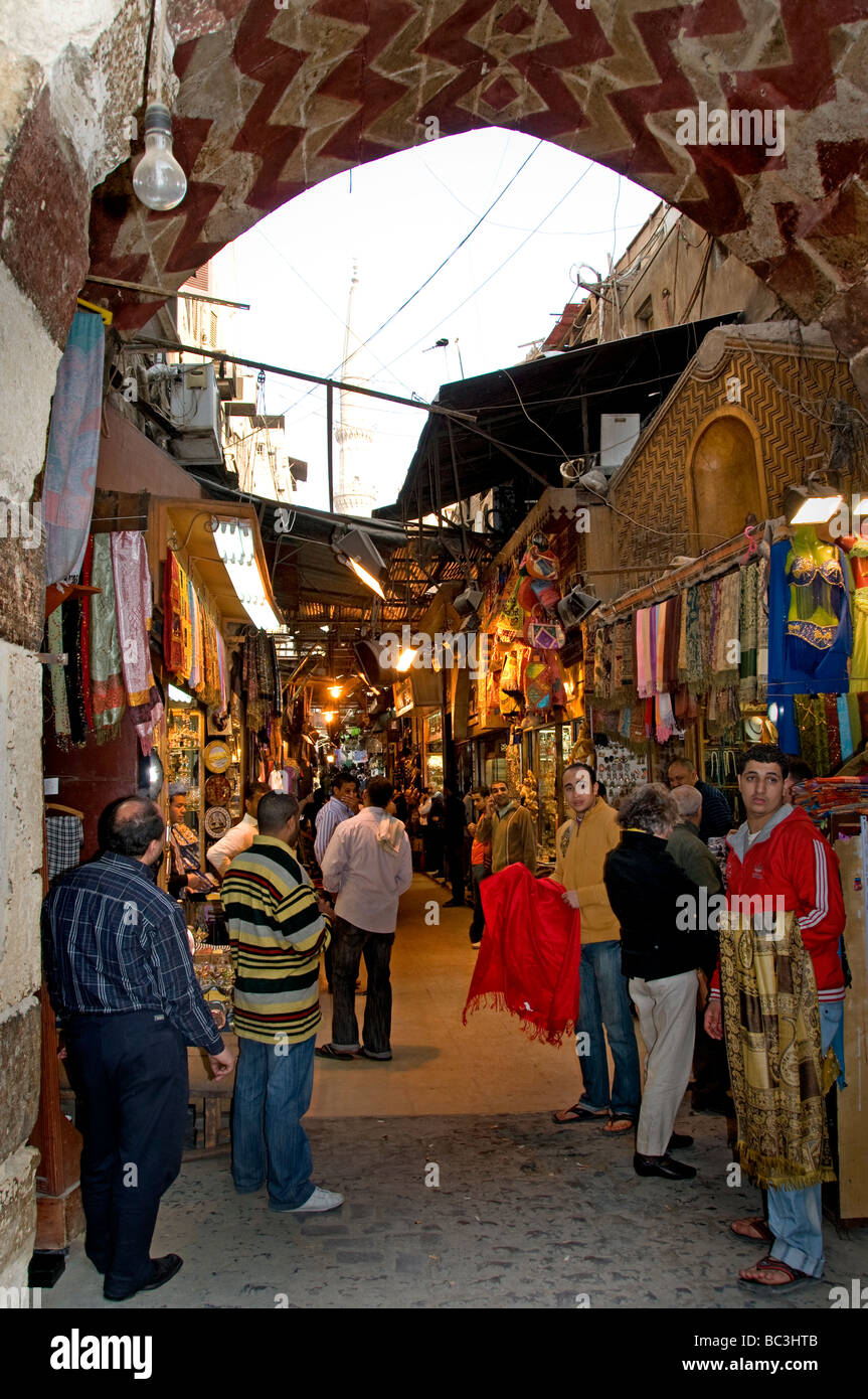 Khan el Khalili El Cairo islámico Egipto Bazar Souk el zoco se remonta a 1382 el Emir Djaharks el-Khalili caravasar Foto de stock