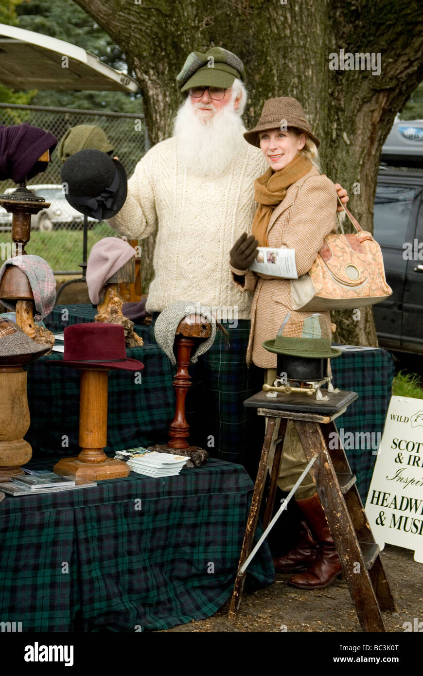 Sombrera y cliente en el mercado de domingo , Daylesford, Victoria, Australia Foto de stock