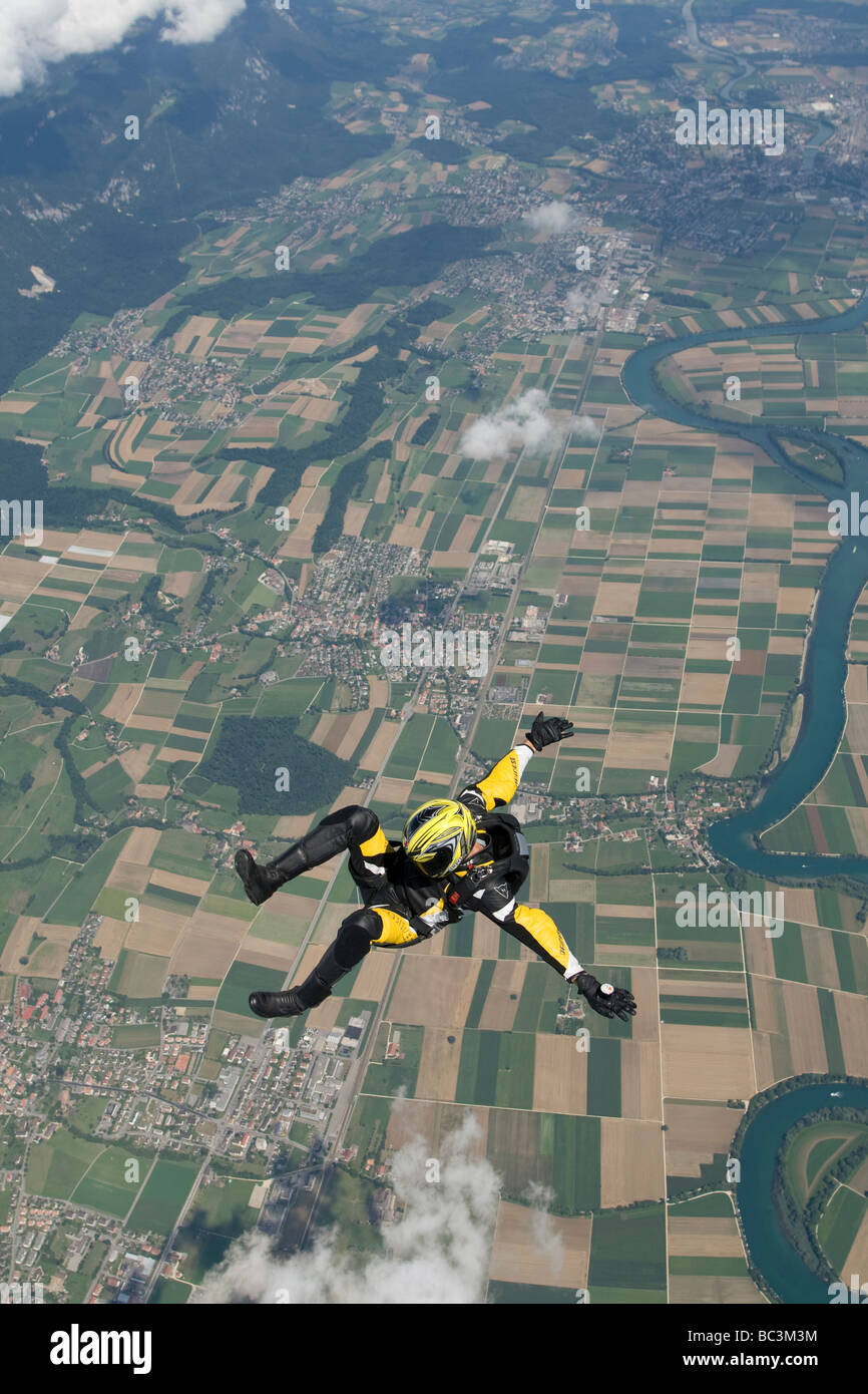 Paracaidista está montando su moto ropa a través del cielo y teniendo un  tiempo extremo. Cayendo con alta velocidad en esta posición Fotografía de  stock - Alamy