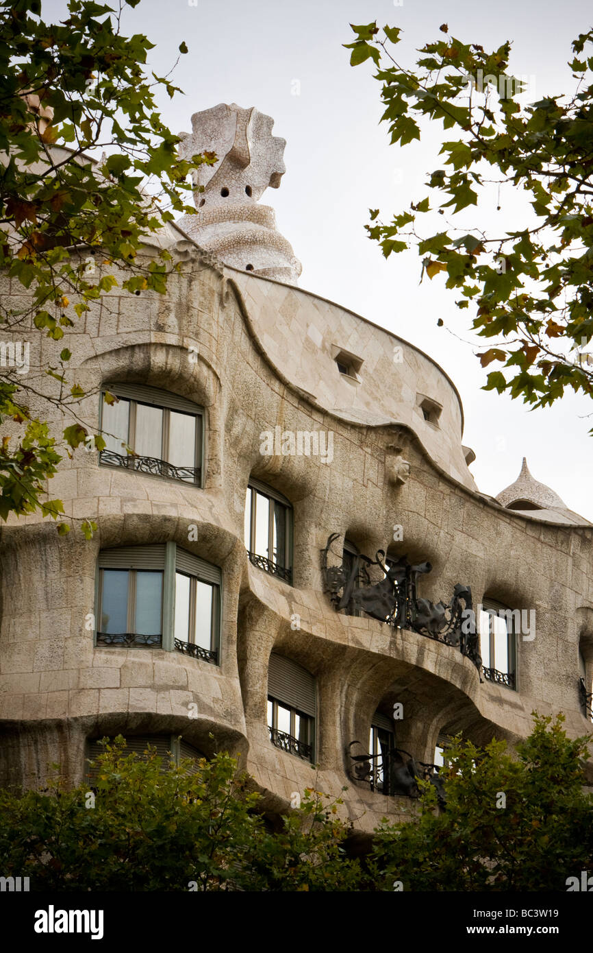 Fachada de la Casa Milà casa de estilo modernista construido por Gaudí,  Barcelona, España Fotografía de stock - Alamy