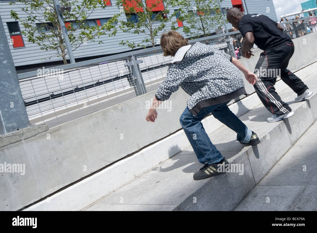 Practicar Parkour en pro activa caso Arsenal Emirates Stadium de Londres  Fotografía de stock - Alamy