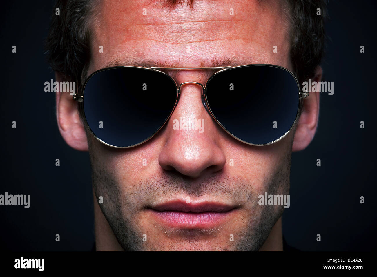 Close Up retrato de un hombre que llevaba gafas de montura de oro aviador  trazado de recorte para los lentes para agregar su propia reflexión  Fotografía de stock - Alamy