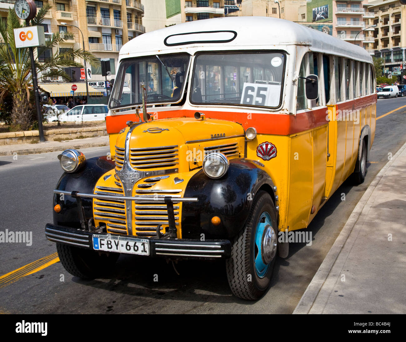 Un Willys seis 265 con bus frontal de Dodge que datan de la década de 1930, en Sliema, Malta, la UE. Foto de stock