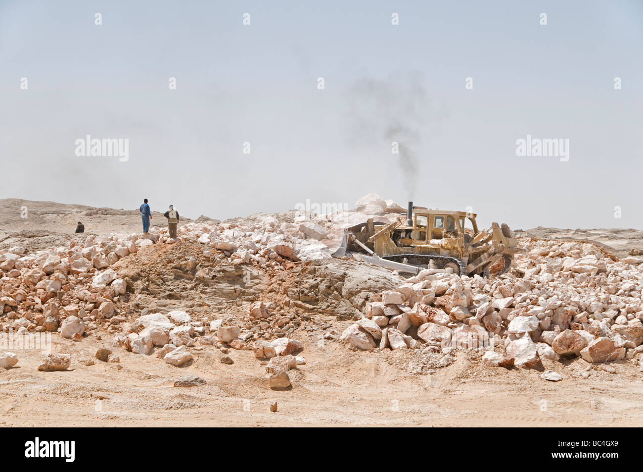Egipto Desierto del Sahara camino haciendo la construcción Foto de stock