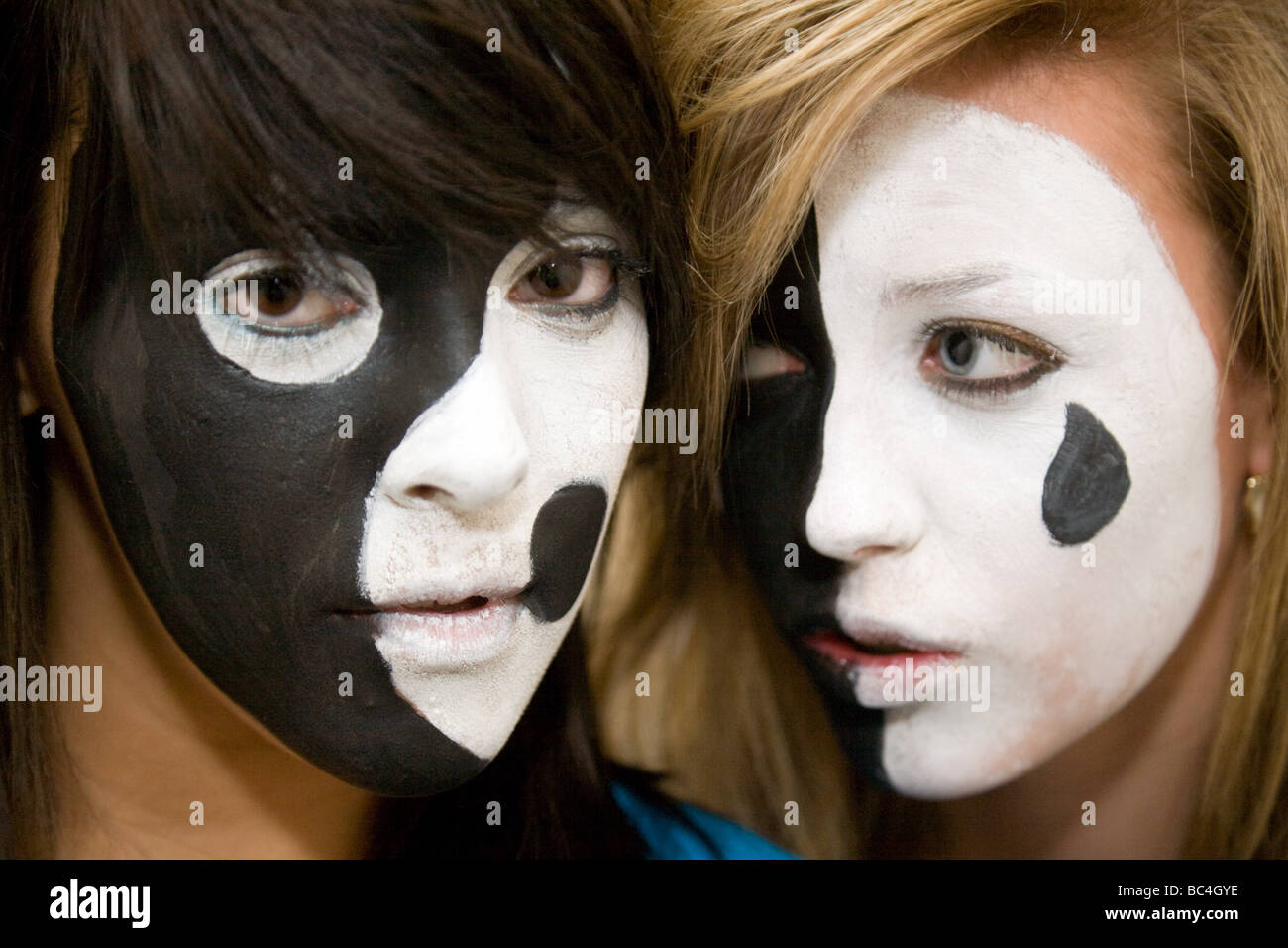 Caras pintadas de blanco y negro fotografías e imágenes de alta resolución  - Alamy