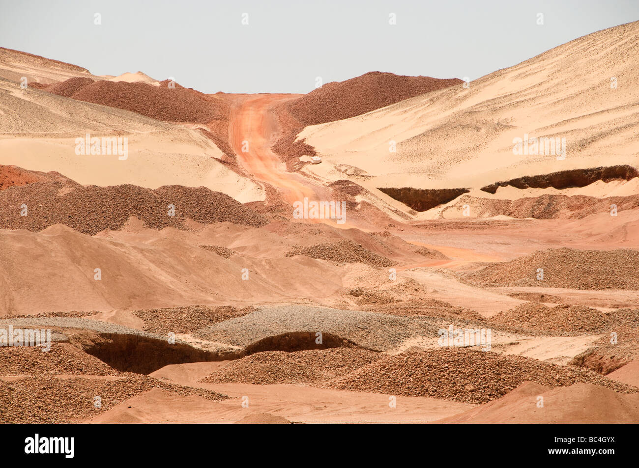 Egipto Desierto del Sahara camino haciendo la construcción Foto de stock