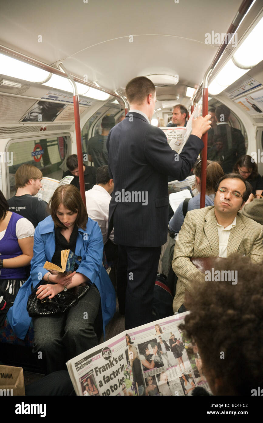 La gente de pie en un concurrido tren subterráneo de Londres, Londres, Reino Unido. Foto de stock