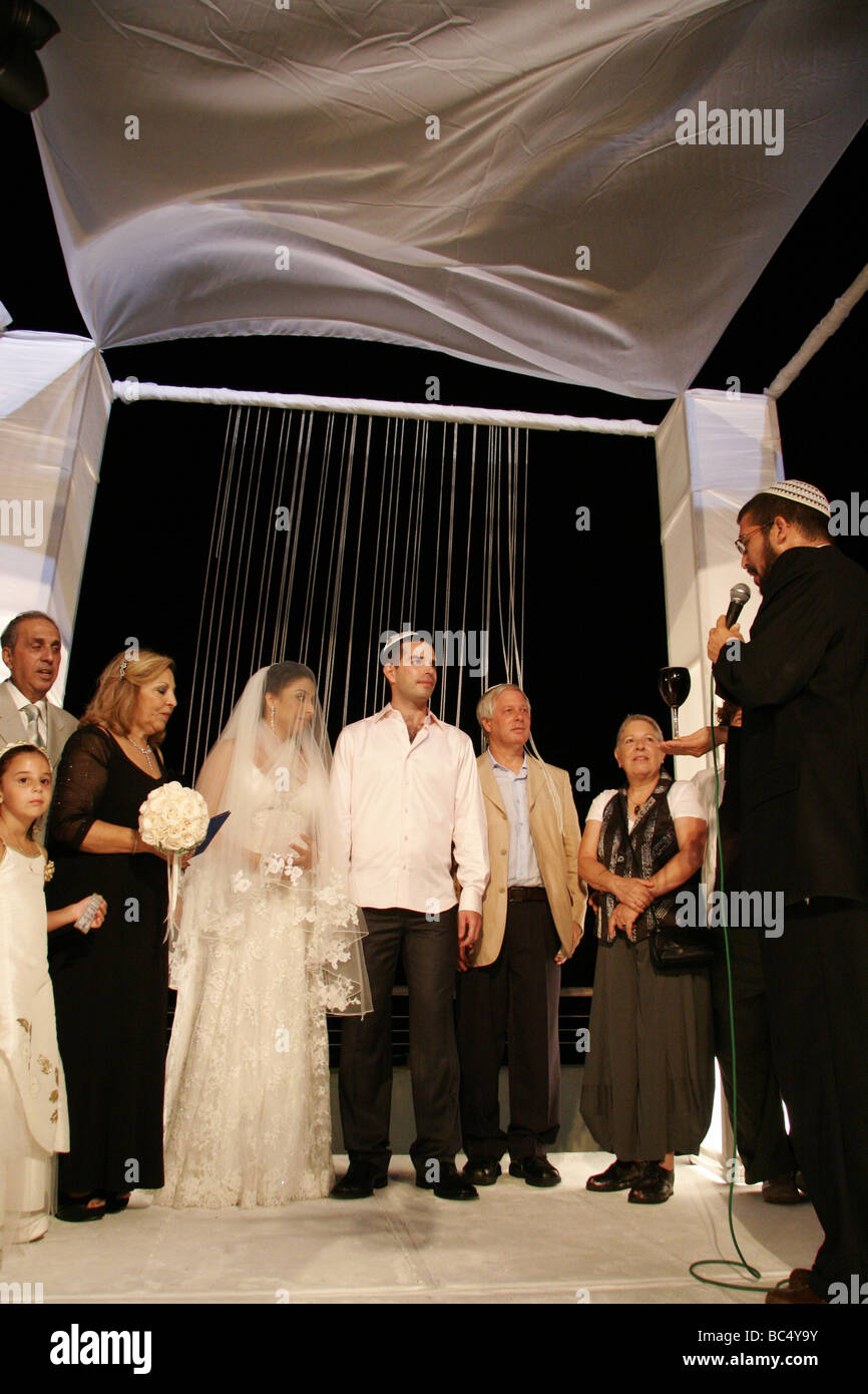 Israel Tel Aviv Yafo una boda Judía, la novia y el novio en la chuppah Foto de stock
