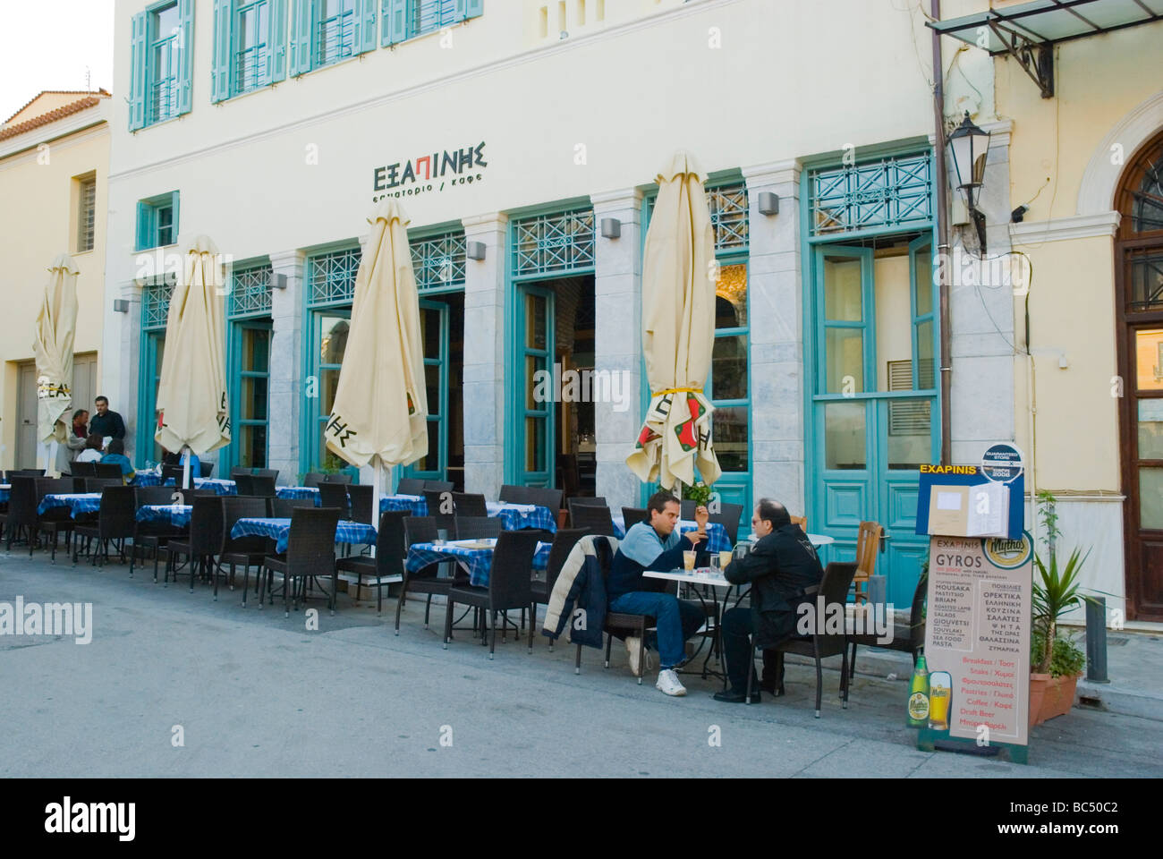 Restaurante terraza en el barrio de Plaka de Atenas Grecia Europa