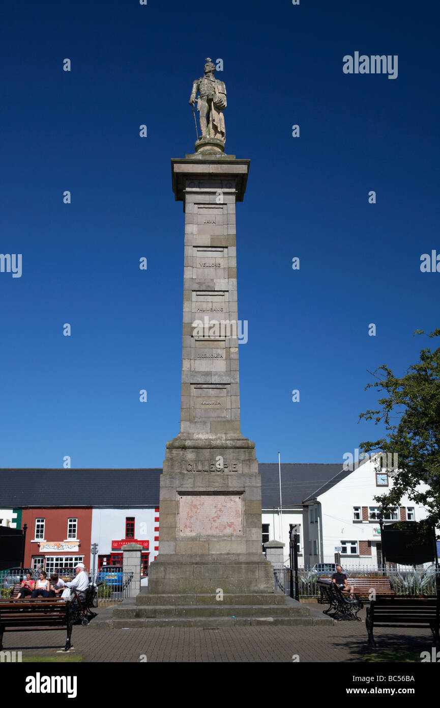 La columna y la estatua del mayor general rollo gillespie en la plaza comber condado de Down en Irlanda del Norte reino unido Foto de stock