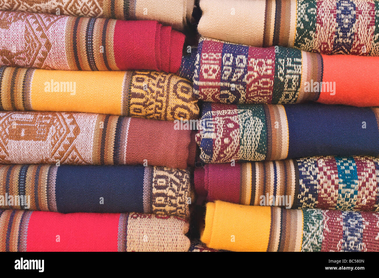 Ropa hecha de lana de llama y alpaca para venta en un mercado en la aldea  de montaña de Purmamarca, en el norte de la Argentina Fotografía de stock -  Alamy