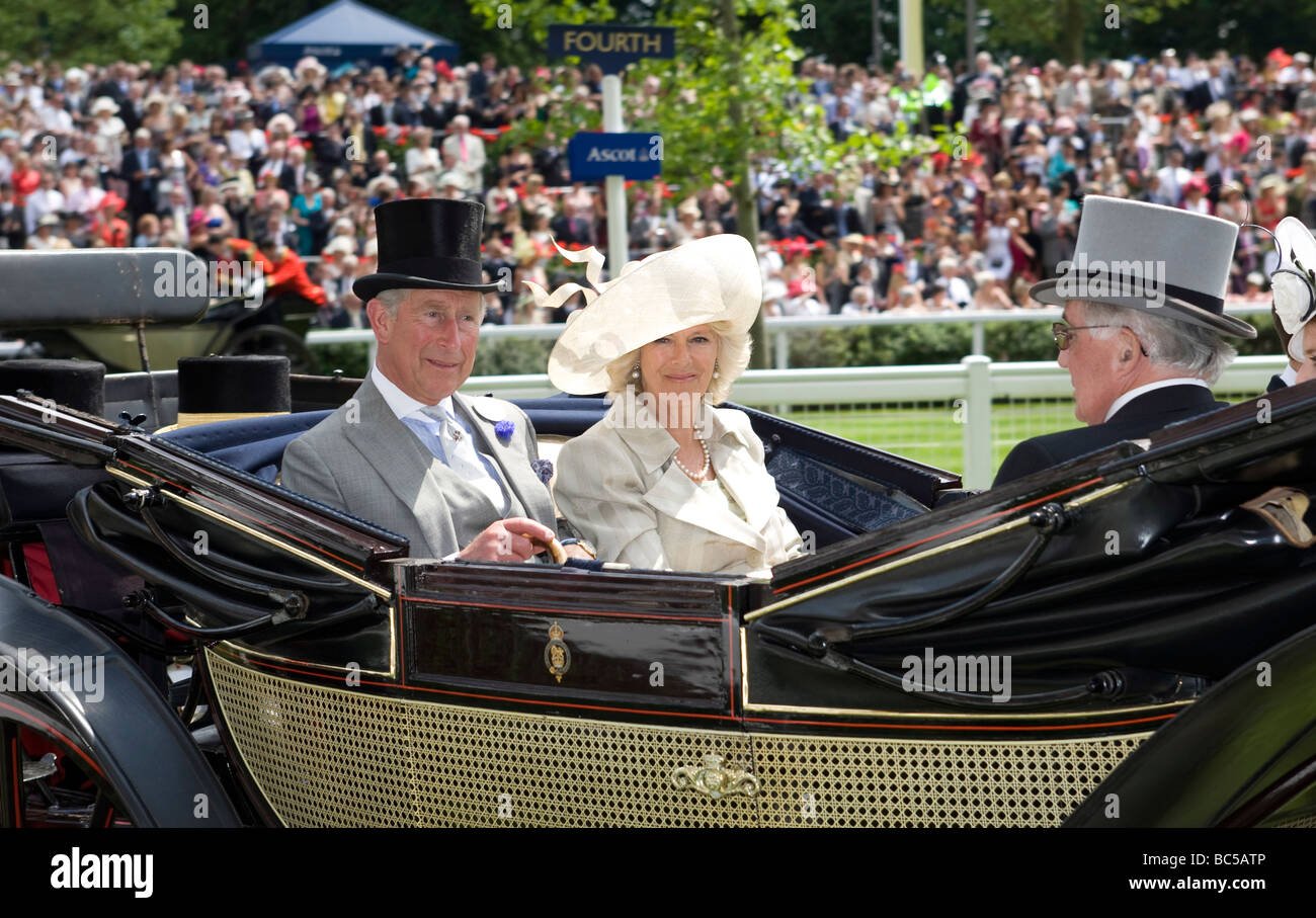 S.a.r. el Príncipe Carlos Príncipe de Gales llega con S.A.R. la Camilla, Duquesa de Cornualles por carro a Royal Ascot carrera Foto de stock