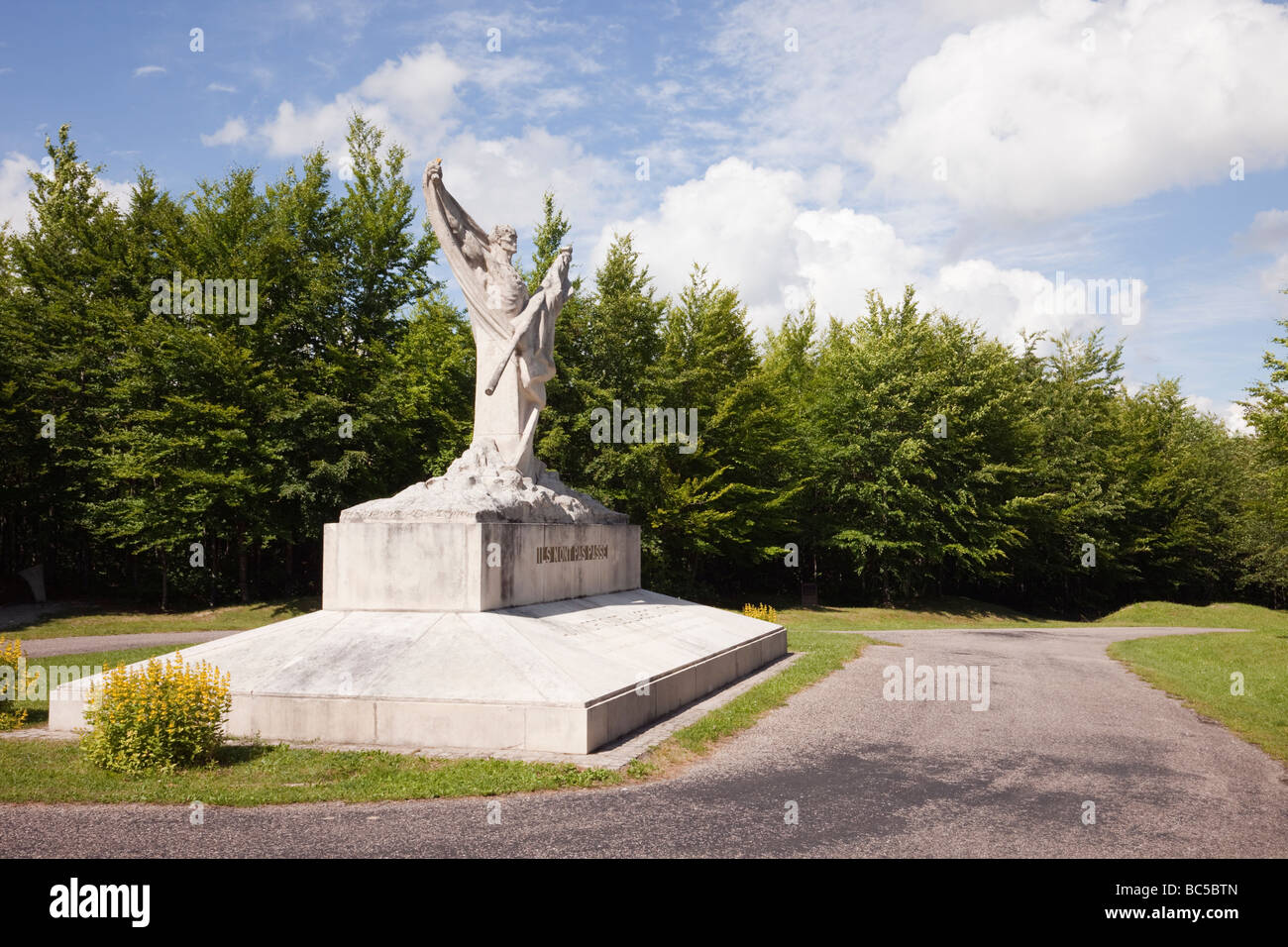 Escultura Conmemorativa de la Primera Guerra Mundial en Le Mort Homme hill inscrito "no deberán pasar'. Chattancourt Verdun Francia Foto de stock