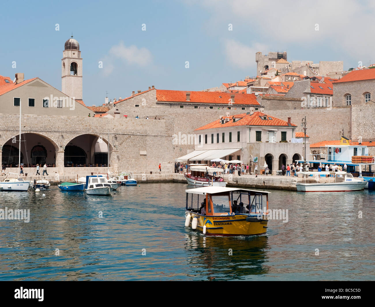 Vista del Viejo Puerto de Dubrovnik, Croacia Foto de stock