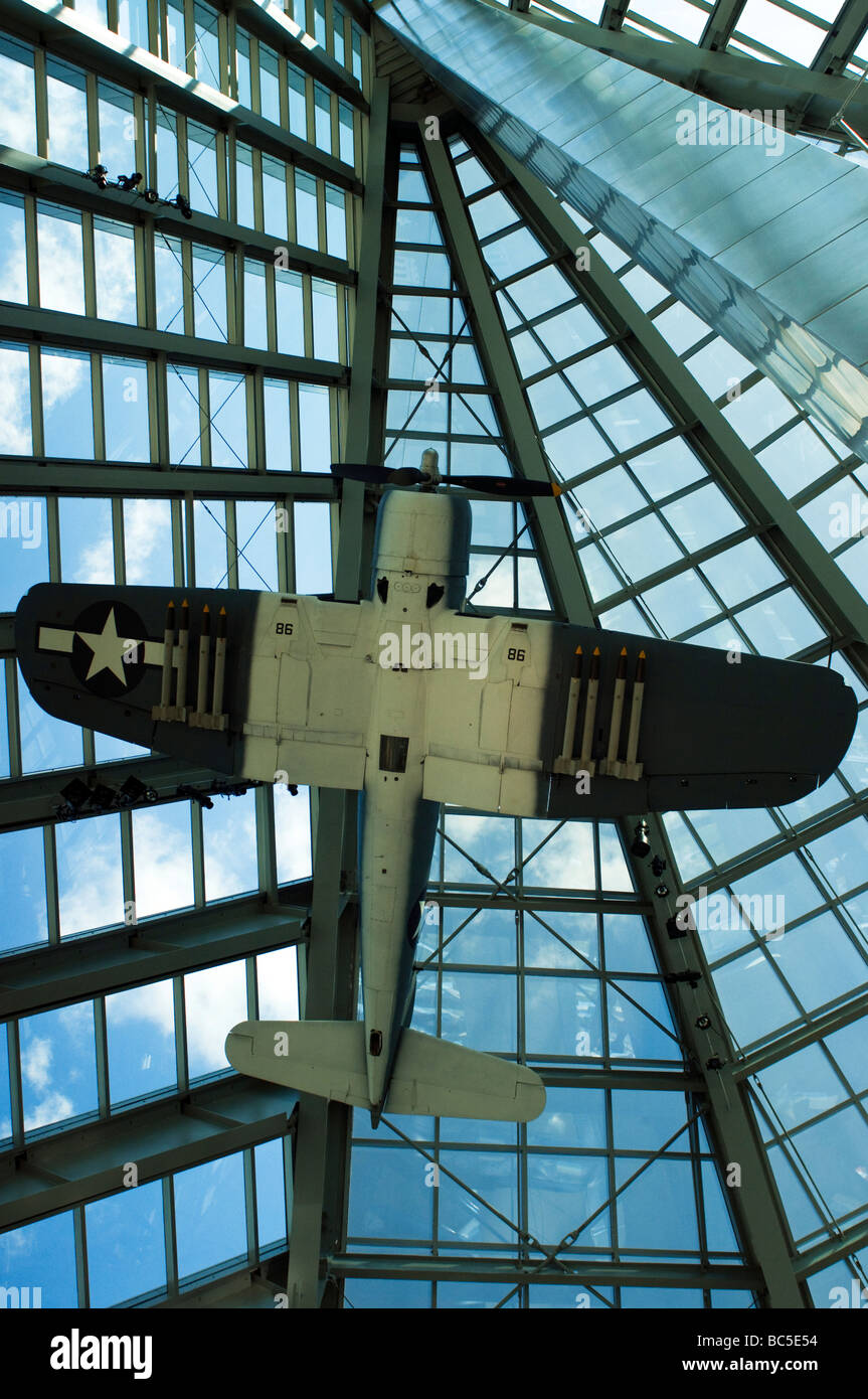 Dentro de la Infantería de Marina de los Estados Unidos Museo Nacional, mirando hacia arriba a un avión de combate de la segunda guerra mundial era Corsair Foto de stock